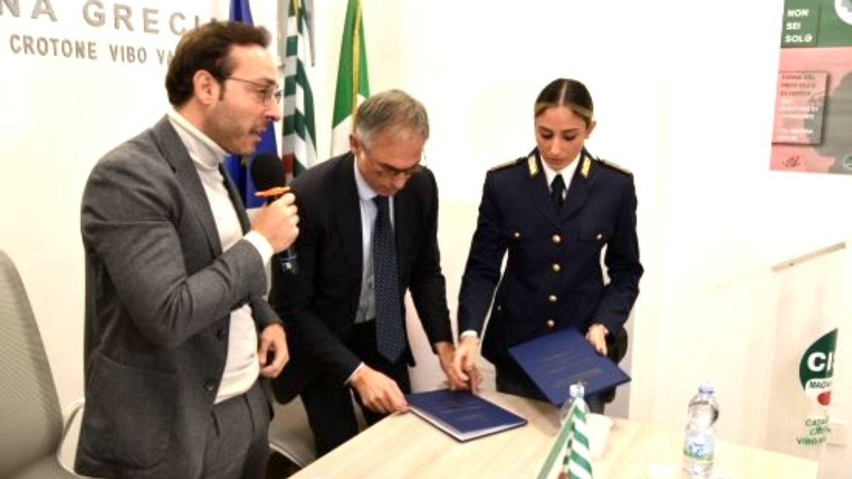 Catanzaro, firmato il Protocollo contro la violenza di genere tra Questura e CISL: nasce lo sportello “Spazio Sicuro” - 