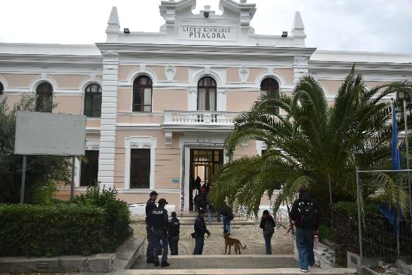 Crotone - Sicurezza a scuola, controlli della Polizia al Liceo Pitagora - 