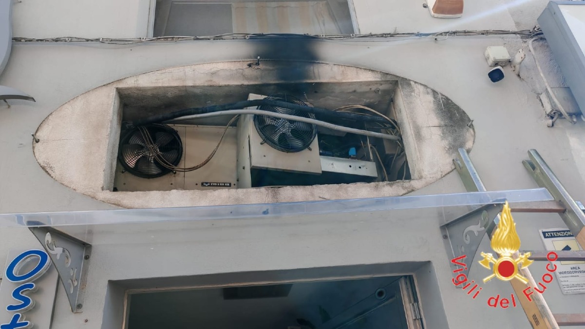 Incendio a Catanzaro, fiamme avvolgono unità esterna di una cella frigorifera - 