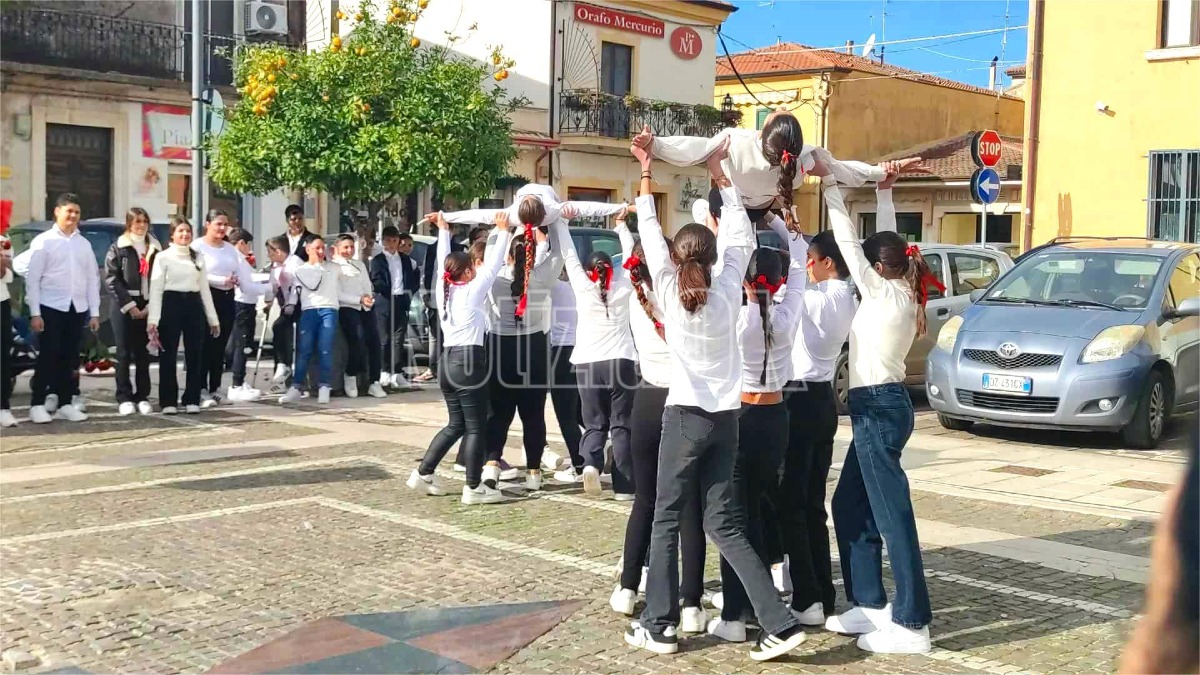 (Foto) I giovani di Isola di Capo Rizzuto dicono "No" alla Violenza sulle donne  - 
