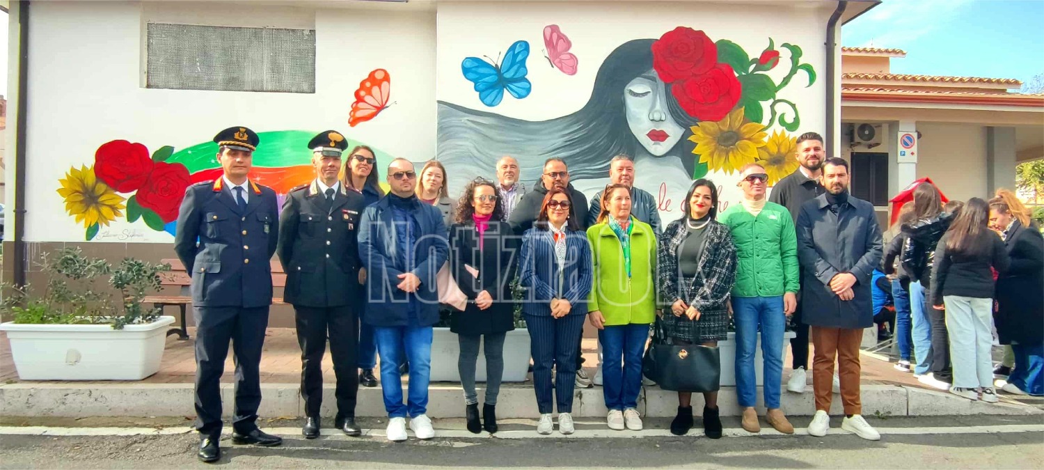 Isola di Capo Rizzuto - 25 Novembre: un Murales per non dimenticare, una Casetta per denunciare - 