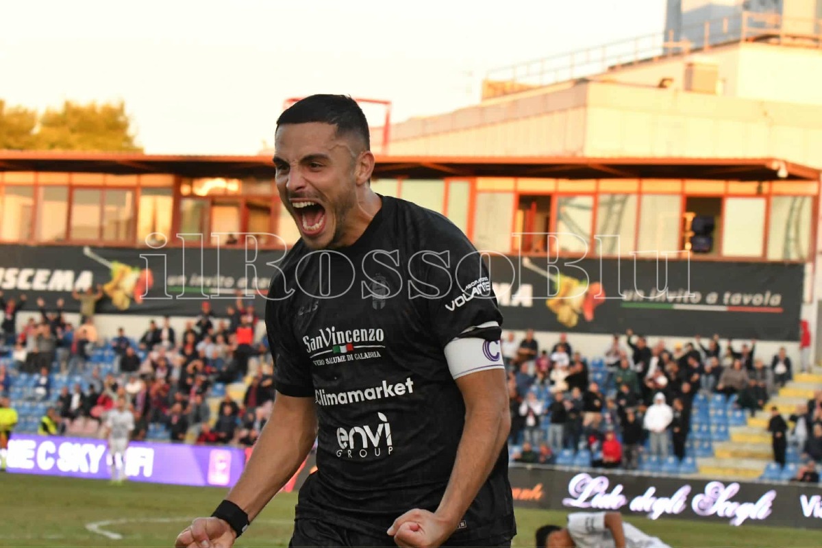 #SorrentoCrotone 1-3 | Ricci, Gomez e Maggio: il Crotone la ribalta e supera il turno - 