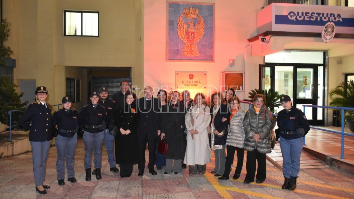 Polizia di Stato di Crotone: luci arancioni contro la violenza sulle donne - 