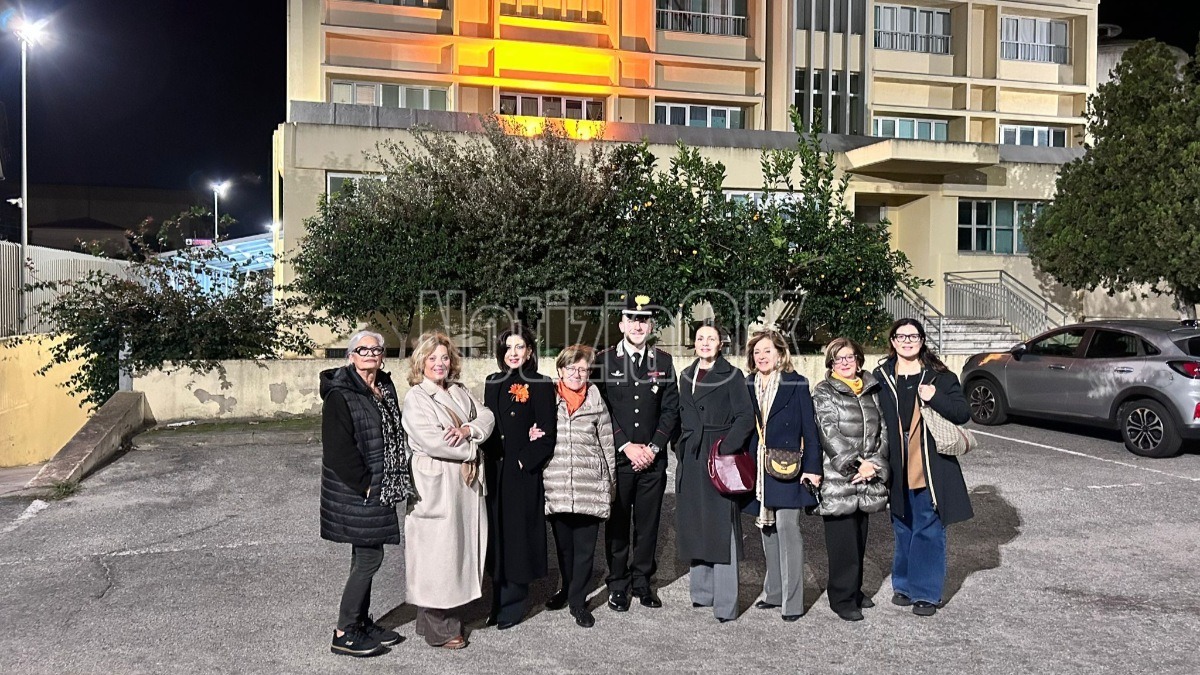 Violenza contro le donne, la caserma dei carabinieri di Crotone si illumina di arancione   - 