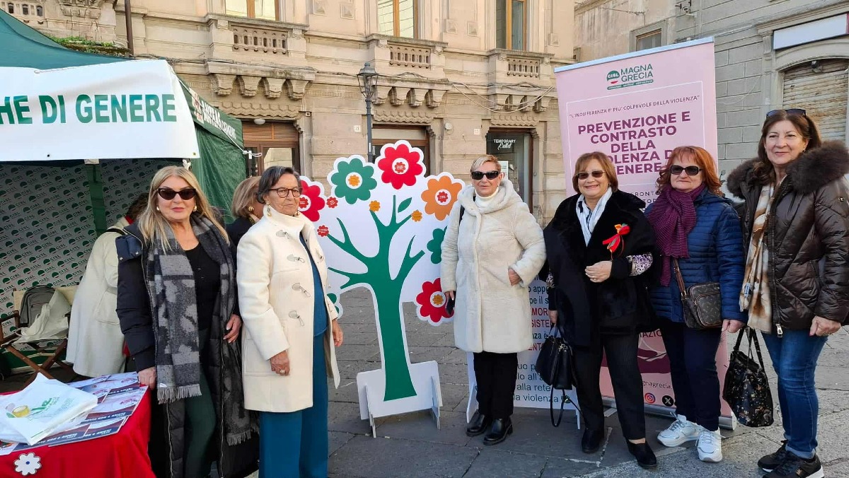 Catanzaro, 25 Novembre: l'albero dei pensieri contro la violenza sulle donne  - 