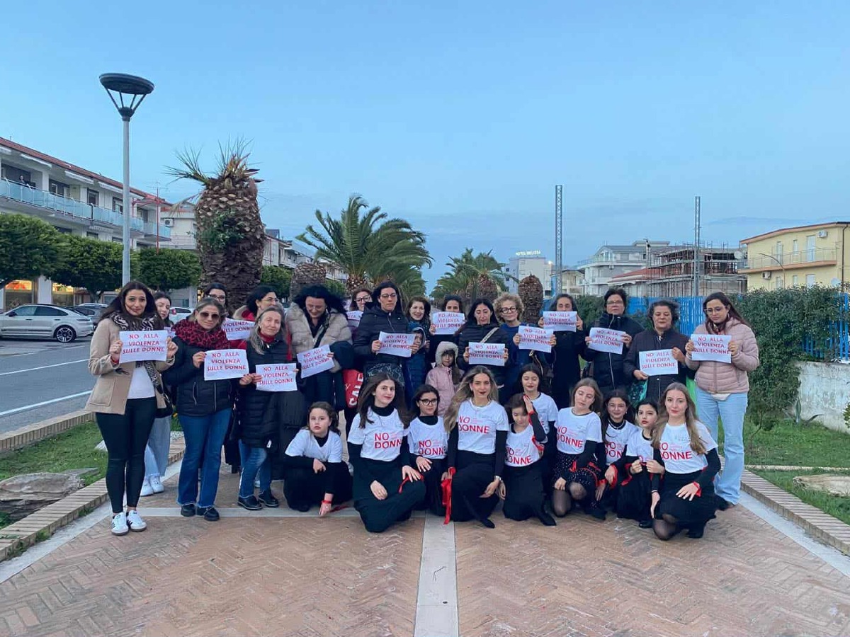 Melissa piantumati dei glicini per sostenere le donne vittime di vilenza - 