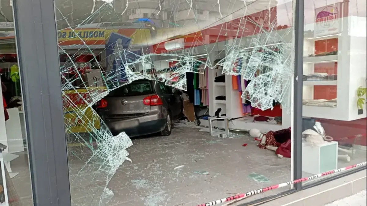 Paura a Diamante: auto sfonda una vetrina dopo tamponamento - 