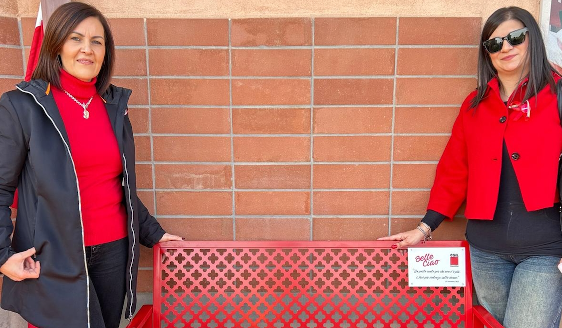 Catanzaro - La Cgil Calabria inaugura la panchina rossa - 