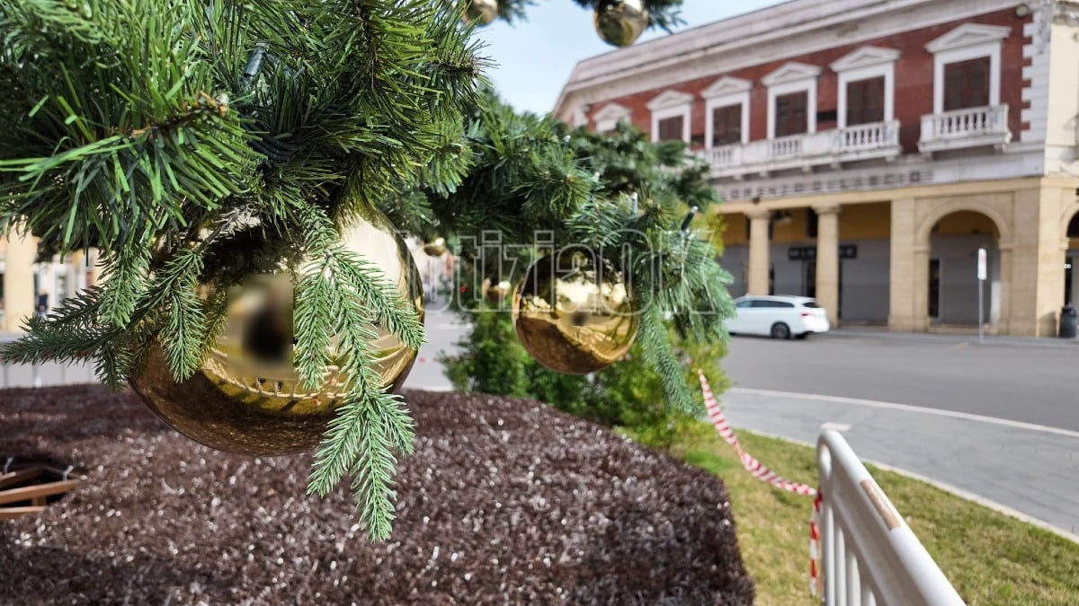 Crotone - Addobbi di piazza Pitagora portati via: chiarita la dinamica - 