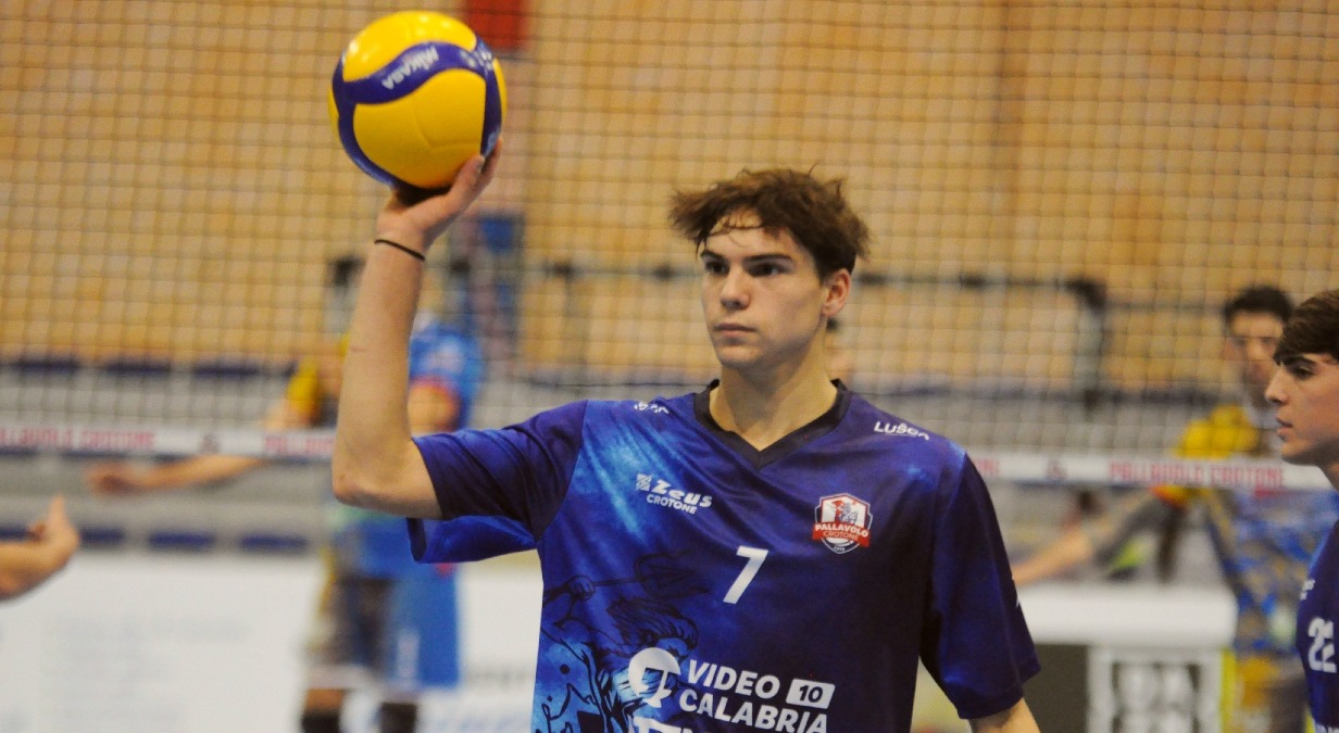 Pallavolo - Andrea Asteriti, 18 anni e già 100 punti in Serie B: il talento crotonese corre verso nuovi traguardi - 