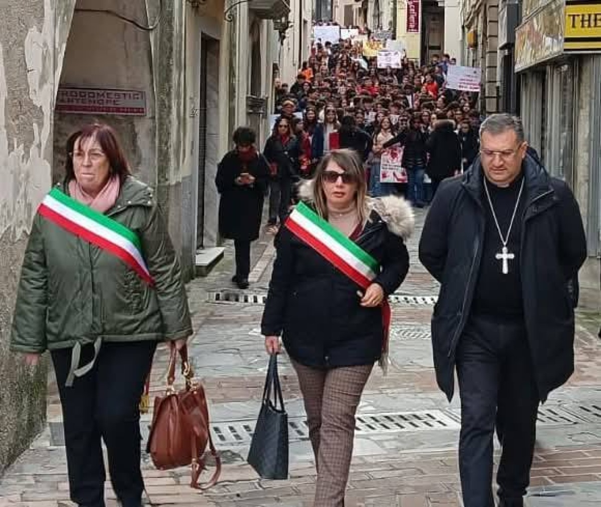 San Marco Argentano, una marcia simbolica e concreta contro la violenza di genere - 