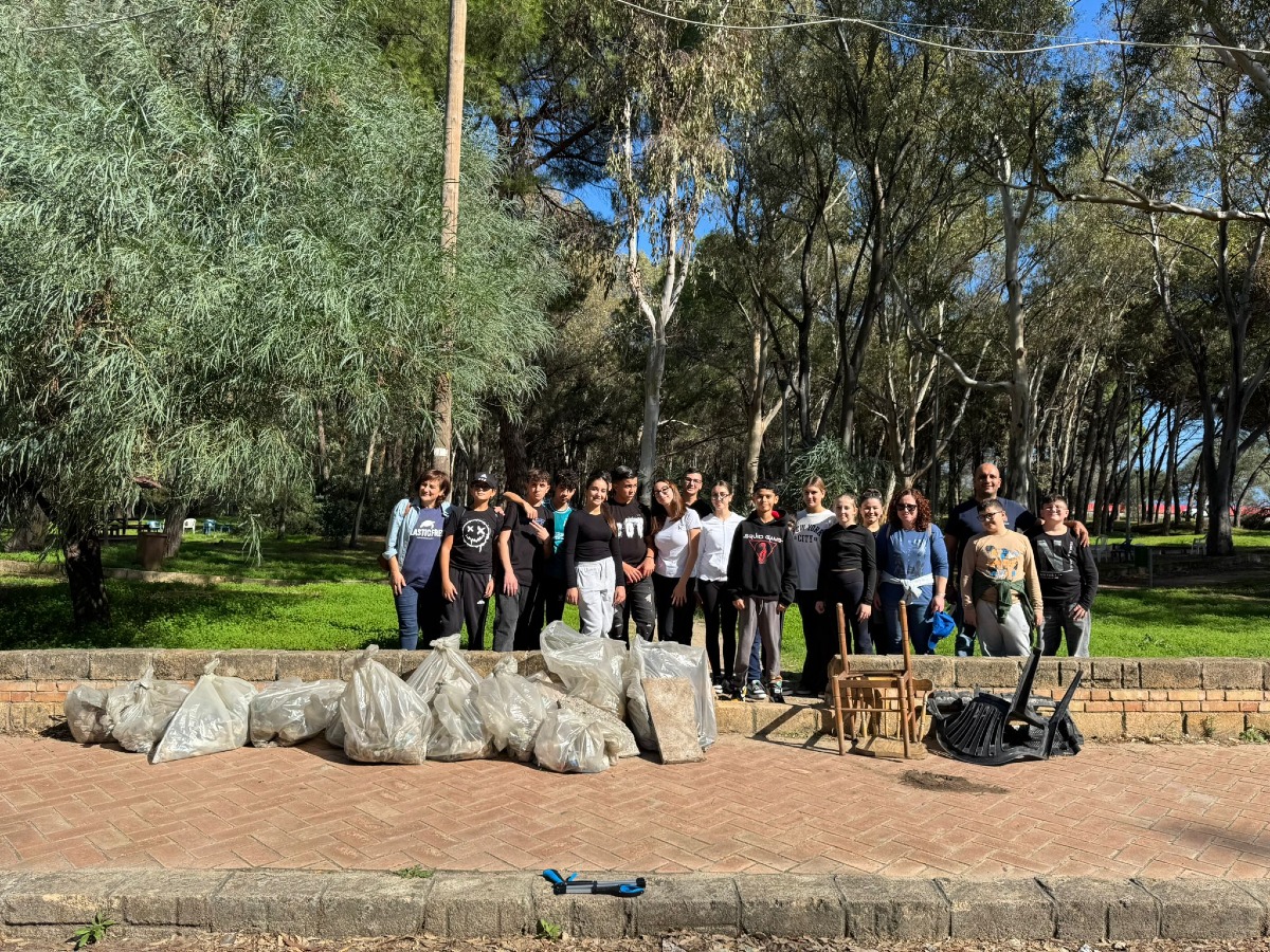 Sellia Marina, riuscita l’iniziativa per la raccolta della plastica: il Comune ringrazia scuola e associazioni - 