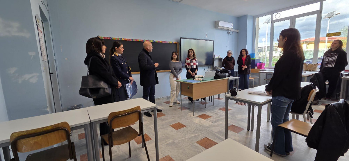 Crotone - Il Questore premia una studentessa per l'impegno contro la violenza di genere - 