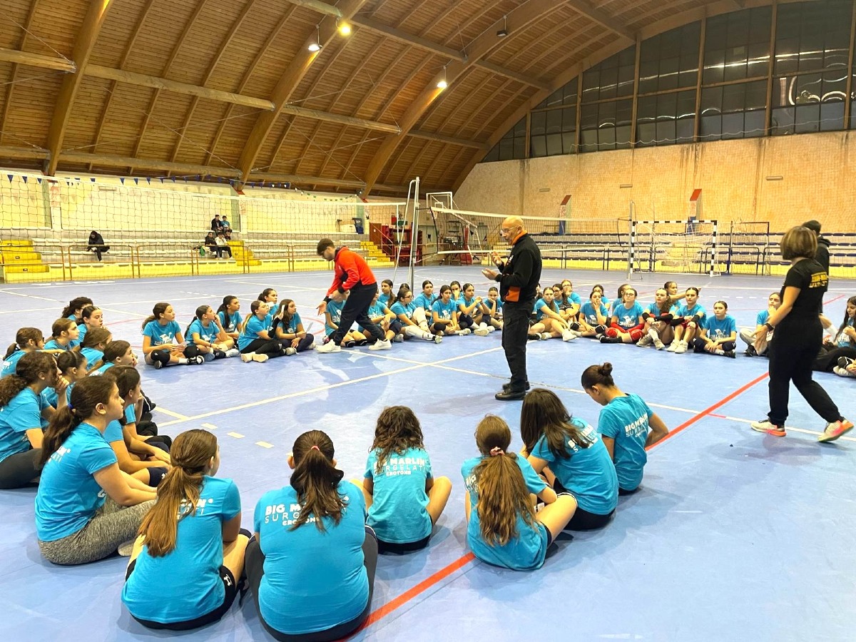 Lo sport che educa al rispetto: Kroton Sport & Social, Pallavolo Crotone e Soroptimist insieme contro la violenza di genere - 