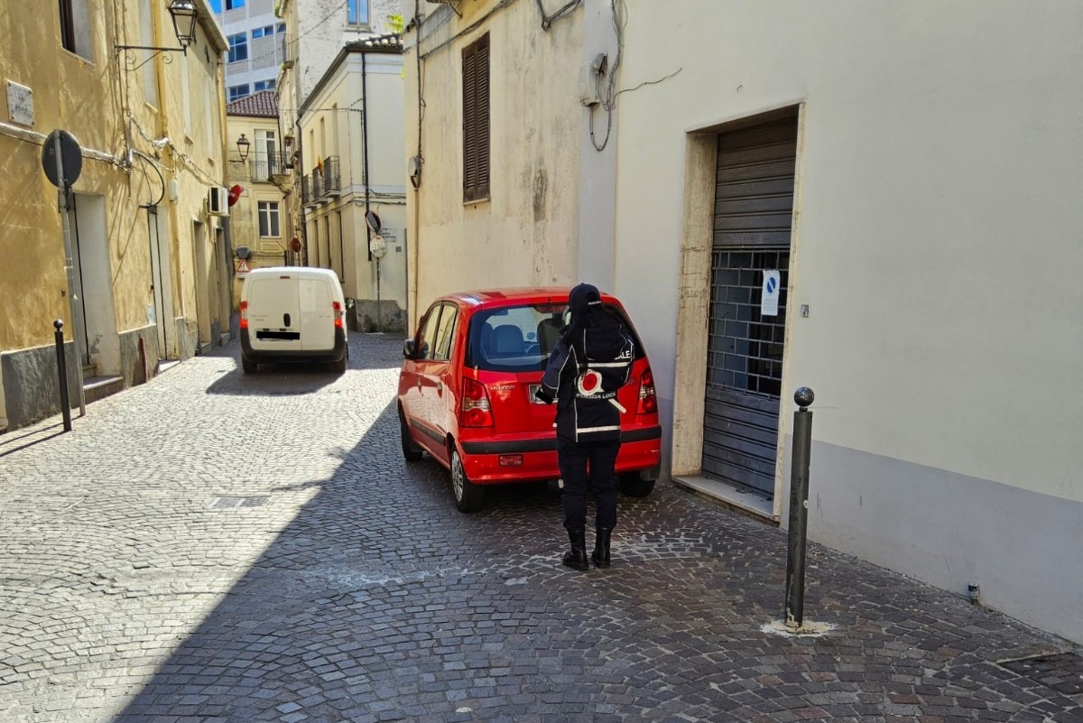 Catanzaro, multe per auto in sosta vietata: vigili intervengono nel centro storico - 