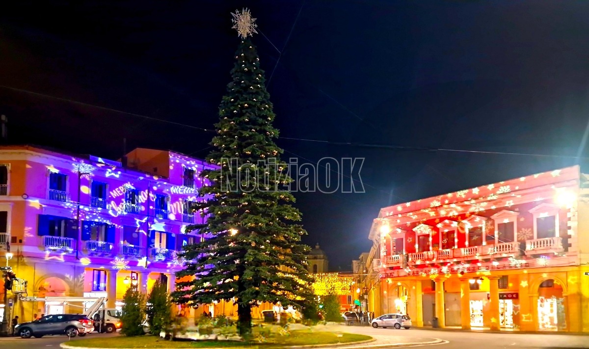 Natale, il centro di Crotone si illumina (Foto) - 