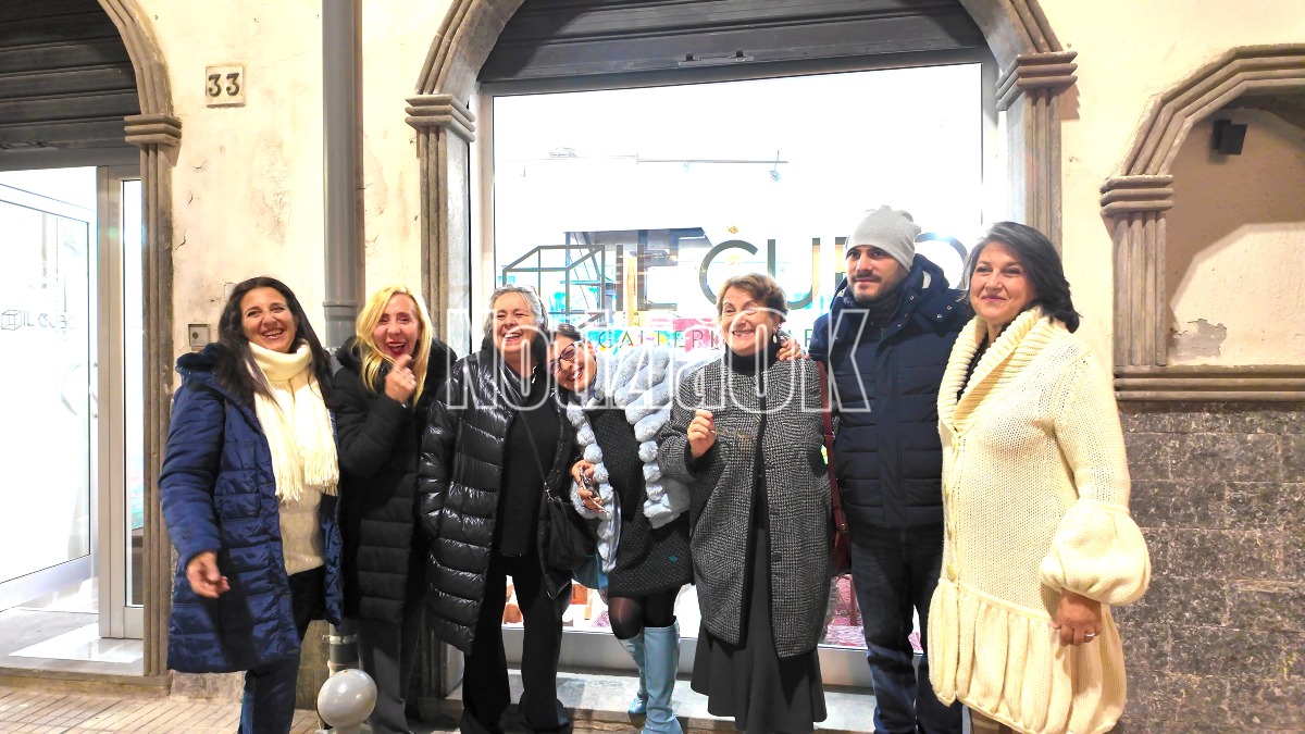 (VIDEO) Tanti colori e solidarietà al Cubo: inaugurata la mostra per la Mensa di Padre Pio - 