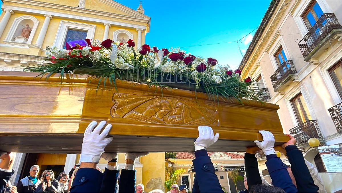 L’ultimo applauso per Divina, Crotone le canta “I migliori anni della nostra vita” - 