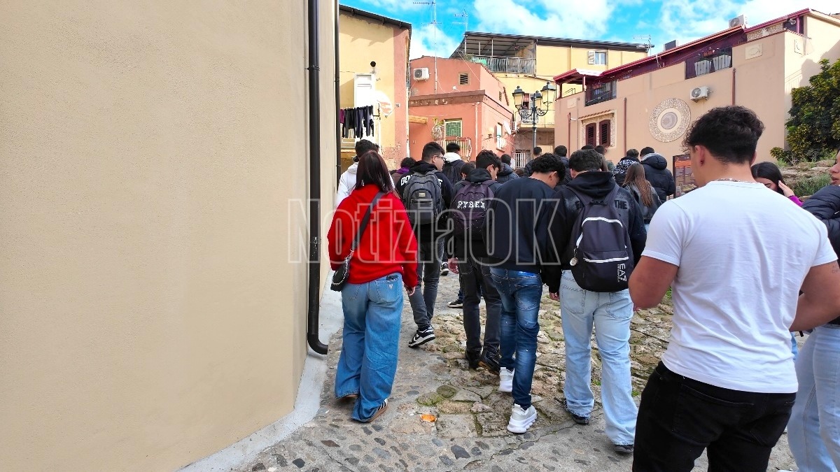 Vivi e scopri la Calabria, gli studenti di Catanzaro alla scoperta del centro storico di Crotone - 