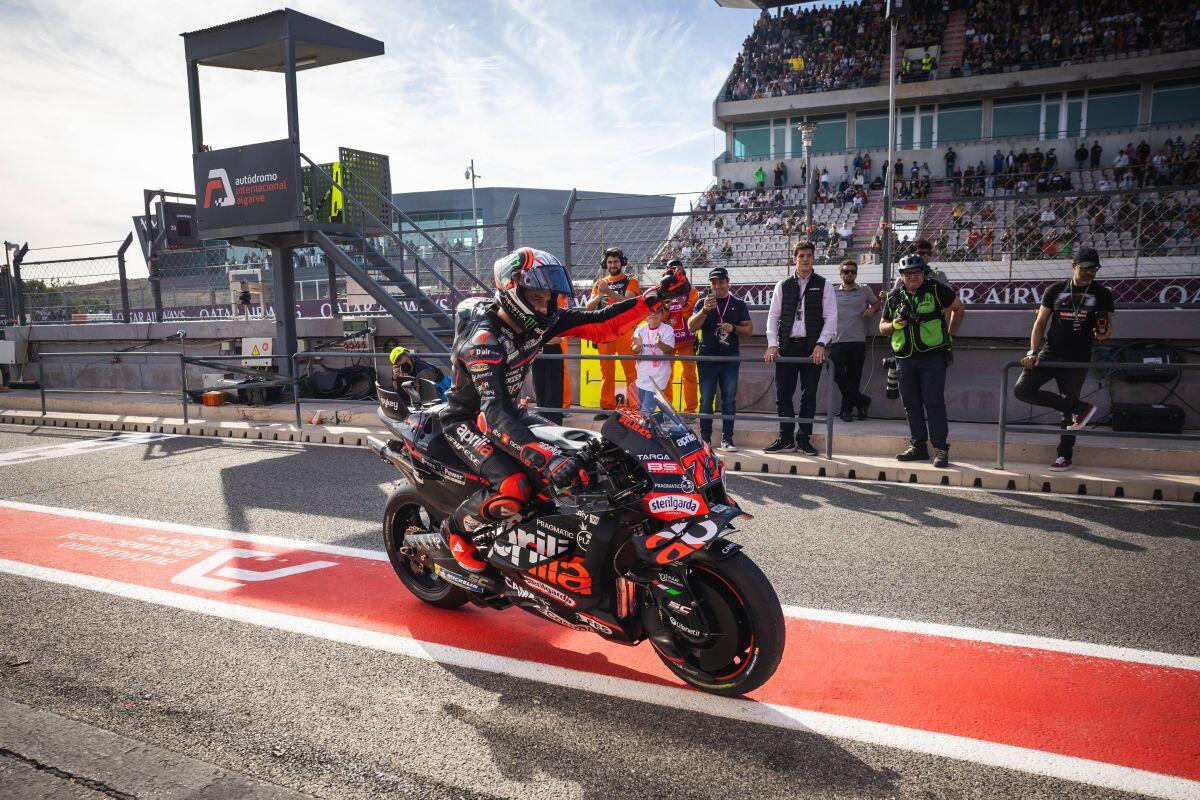 Pole position di Bezzecchi su Alex Marquez a Valencia, Bagnaia 16° - 