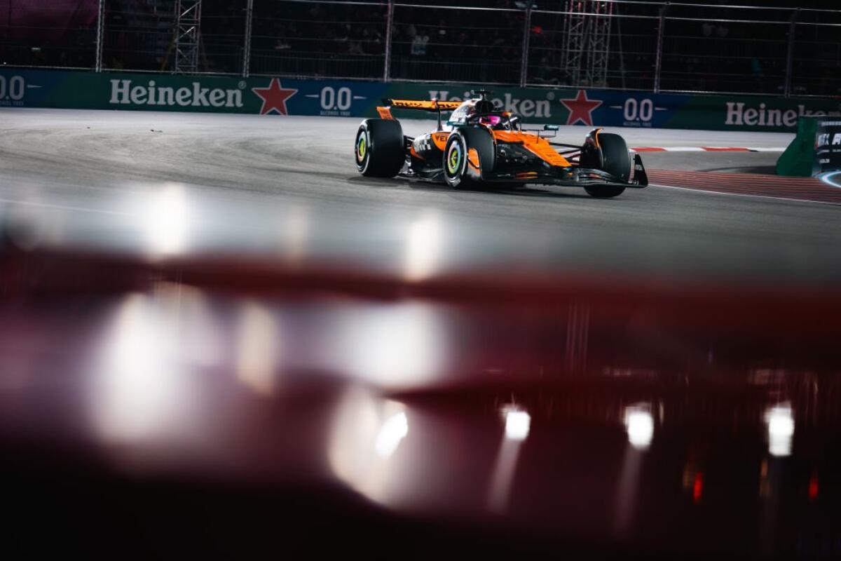 A Las Vegas fondo McLaren irregolare, squalificati Norris e Piastri - 
