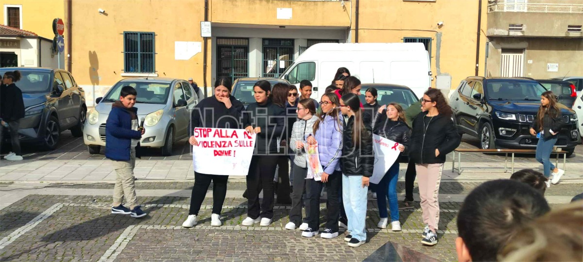 25 Novembre - Giornata contro la Violenza sulle Donne - Isola di Capo Rizzuto (Redazione - 25.11.2025)