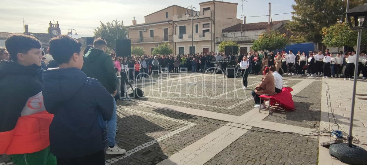25 Novembre - Giornata contro la Violenza sulle Donne - Isola di Capo Rizzuto (Redazione - 25.11.2025)