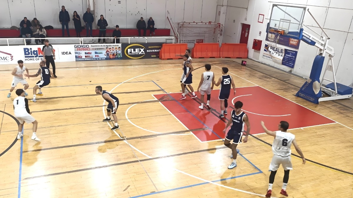 Pirossigeno Cosenza travolgente: ottava vittoria consecutiva a Soverato (94-66) - 