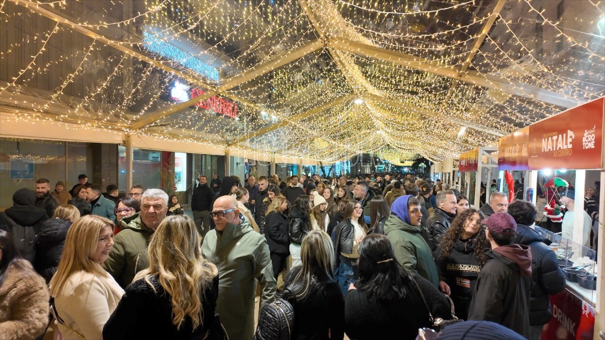 Atmosfera natalizia: folla e partecipazione nel centro di Crotone - 