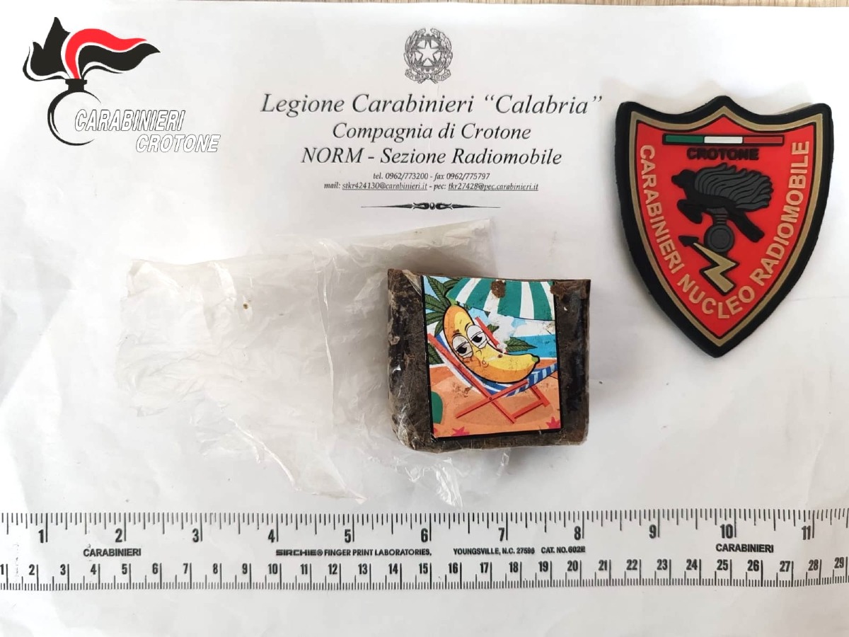Carabinieri sorprendono un 51enne con hashish in casa: arrestato dopo una perquisizione - 