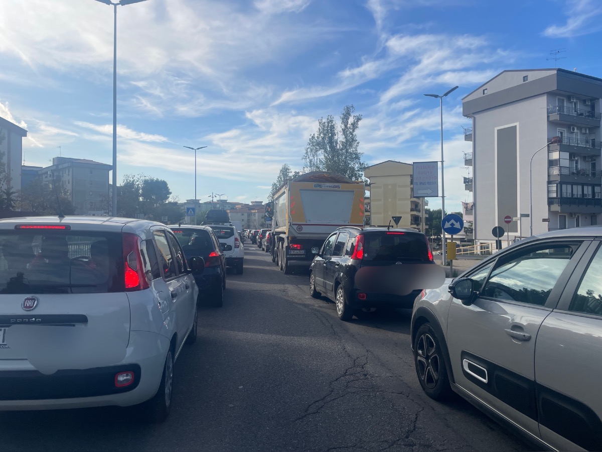 Crotone - Traffico in tilt a Tufolo per i lavori alla rotonda - 