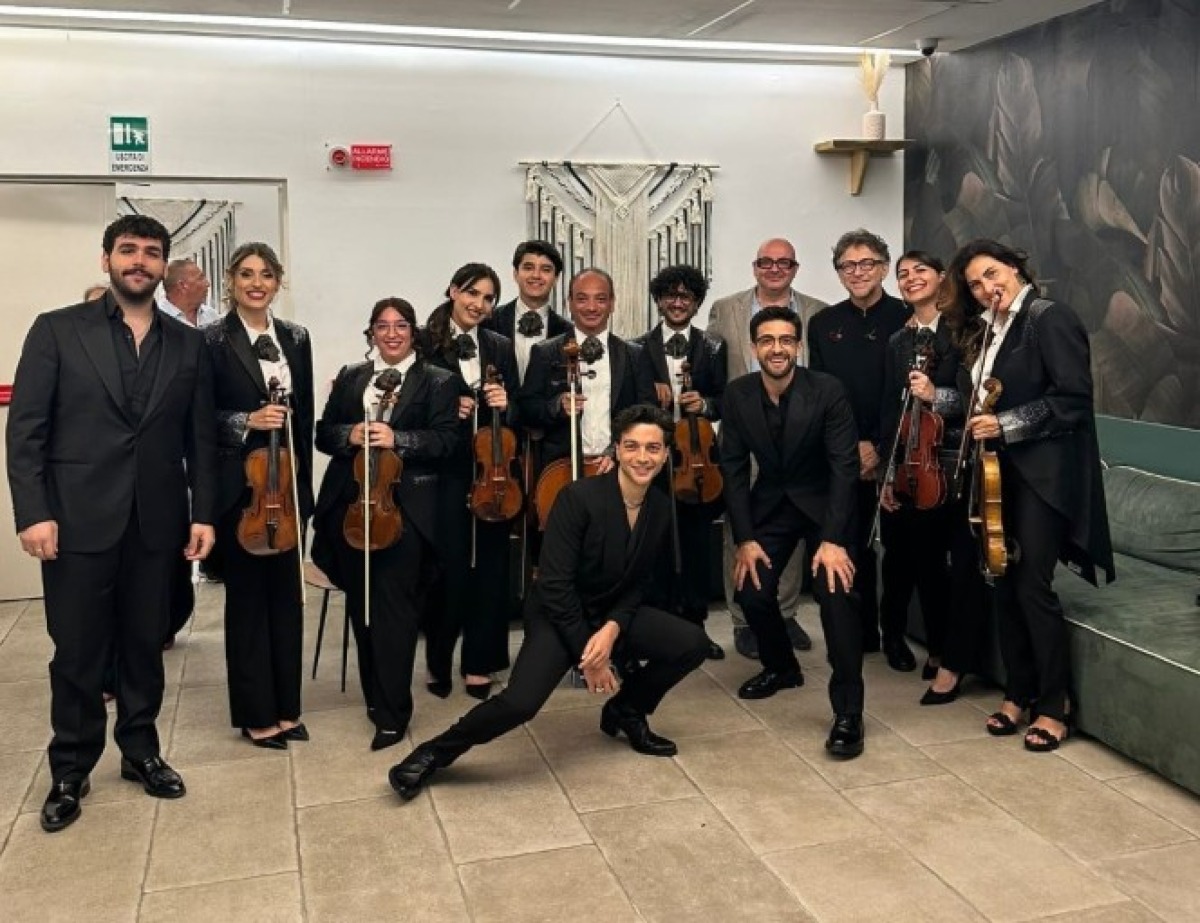 Paola, il violoncellista Provenzano si esibisce a Parigi con "Il Volo" - 