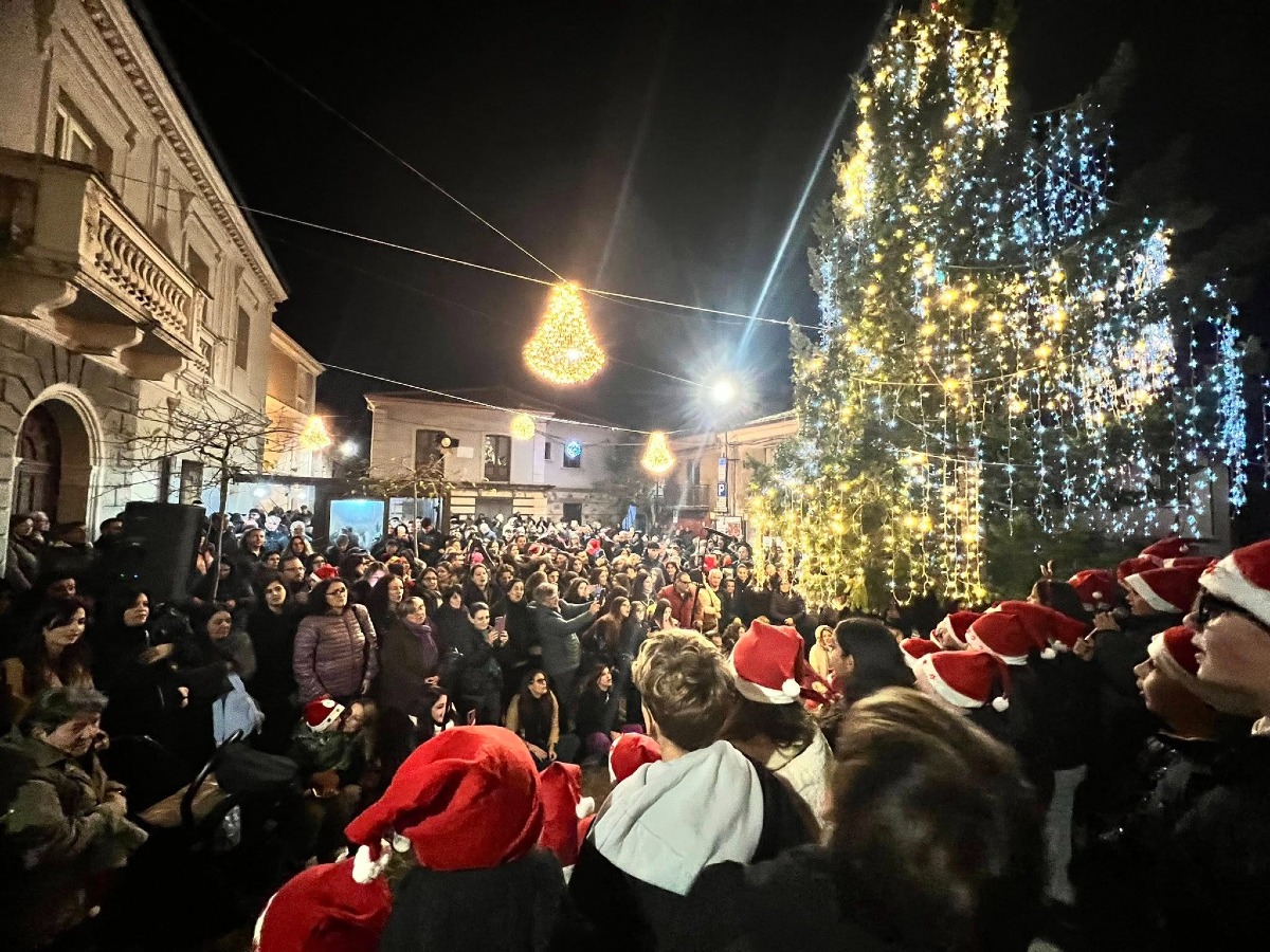 Amaroni ha acceso ufficialmente il Natale  - 