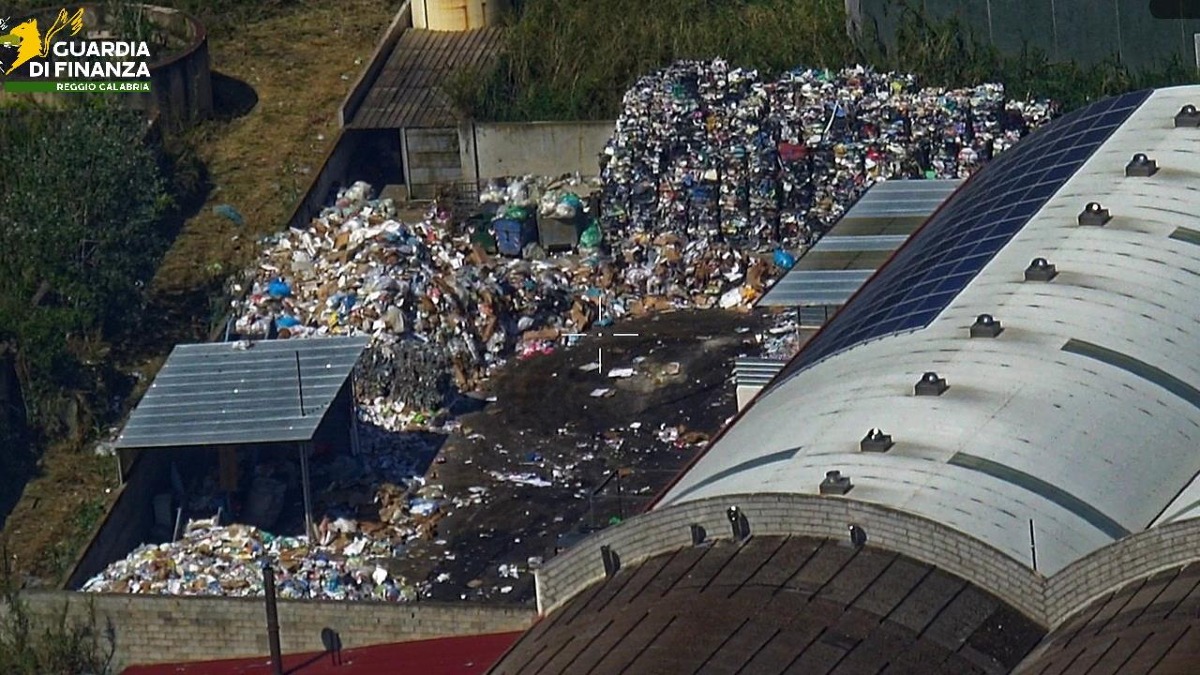 Scoperta maxi discarica abusiva nel Reggino: sequestrata un’area di 3.500 mq  - 