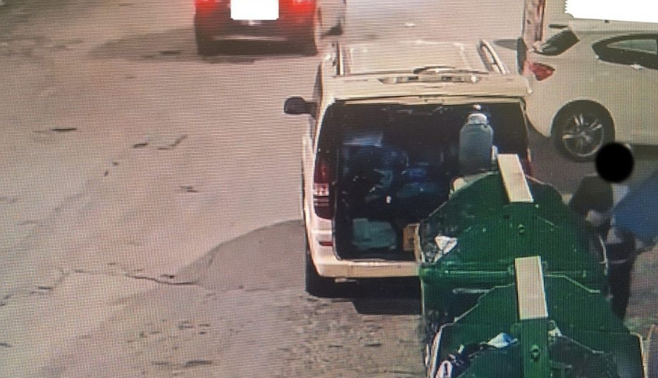 Crotone - Arriva da fuori città per abbandonare i rifiuti, denunciato  - 