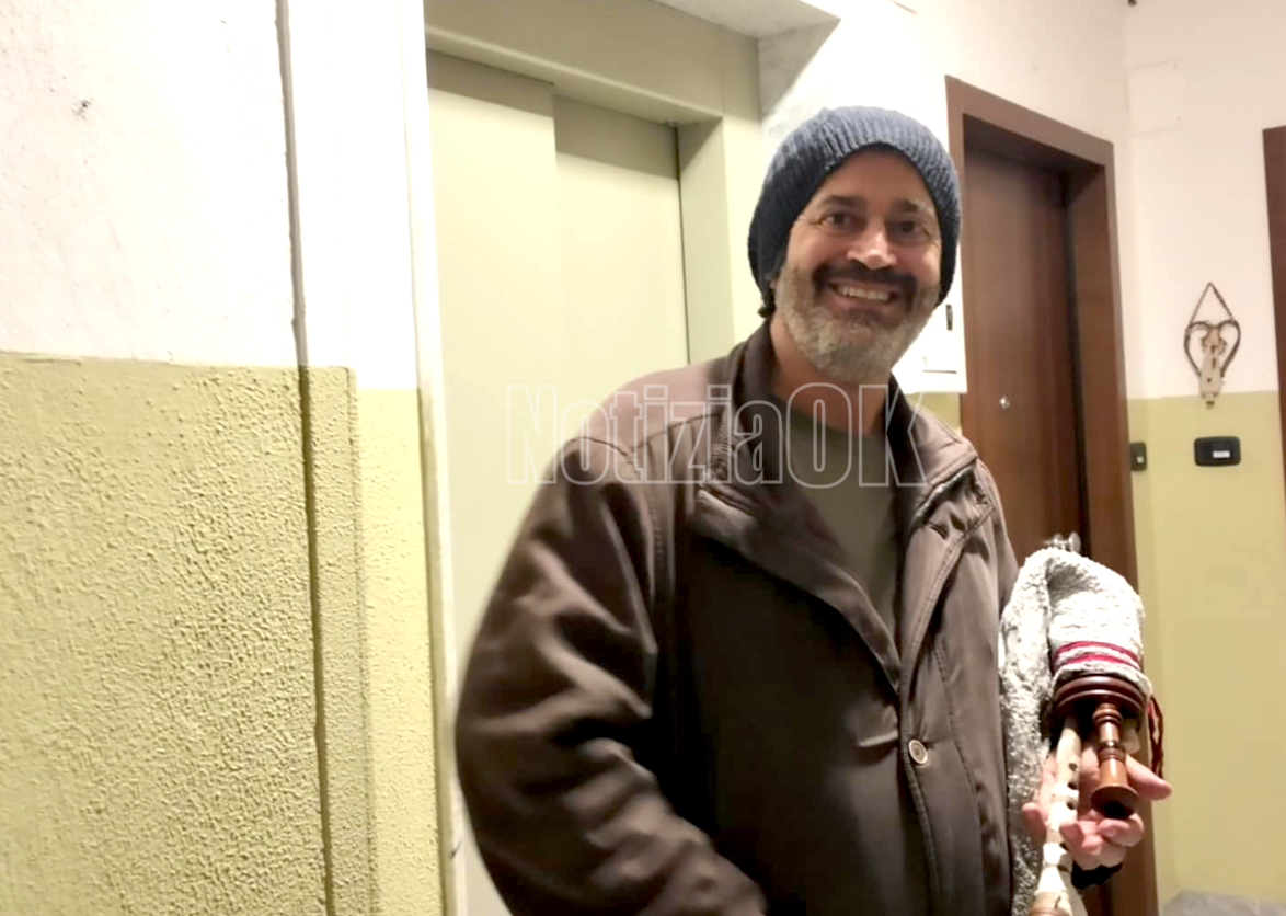 Crotone - Lo zampognaro porta tradizione e musica in città - 