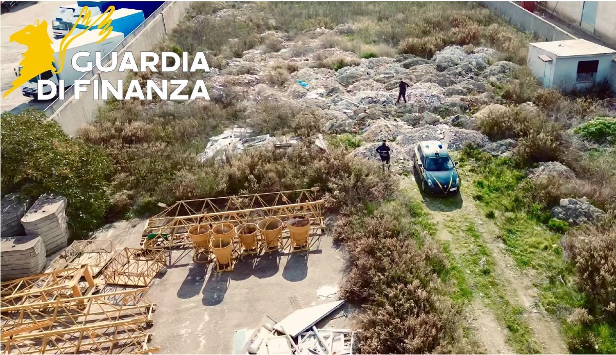 Crotone, la Guardia di Finanza sequestra una discarica di rifiuti speciali abusiva - 