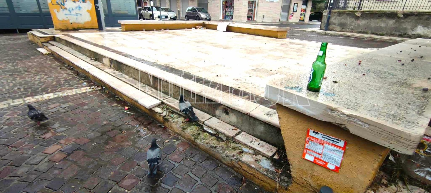 (Foto) Nei Quartieri di Crotone - Piazza Lea Garofalo: da luogo del ricordo ad area di parcheggio - 