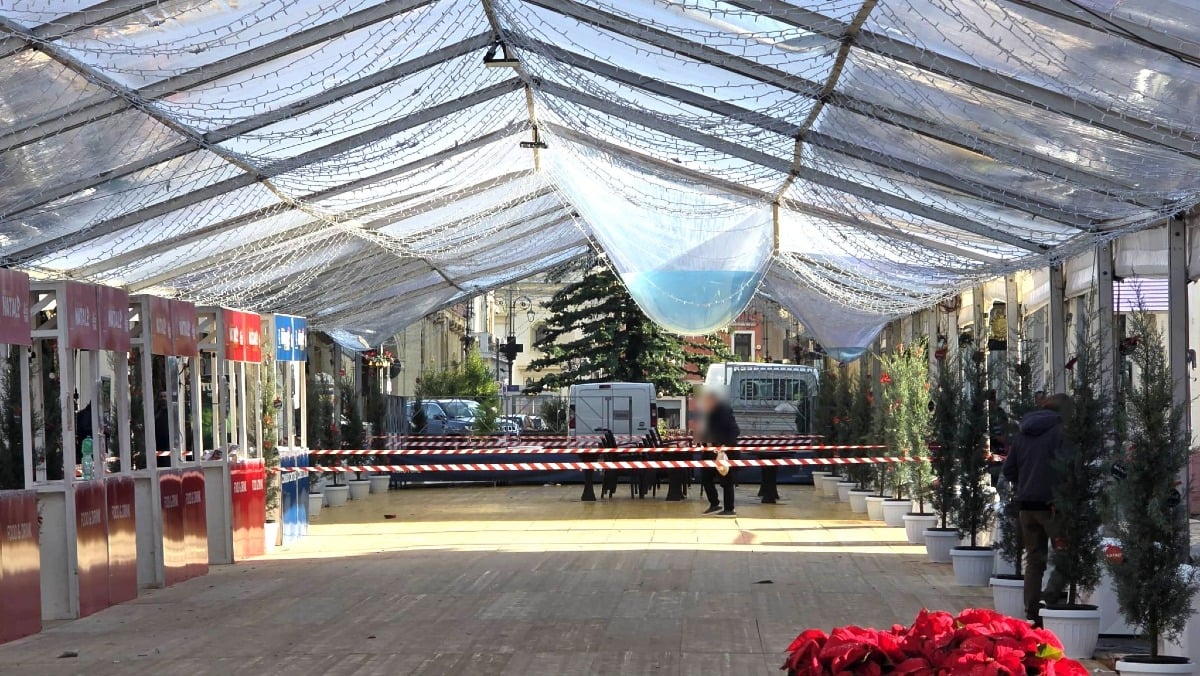 Crotone, tensostruttura natalizia in corso Vittorio Veneto si allaga: intervento in atto - 