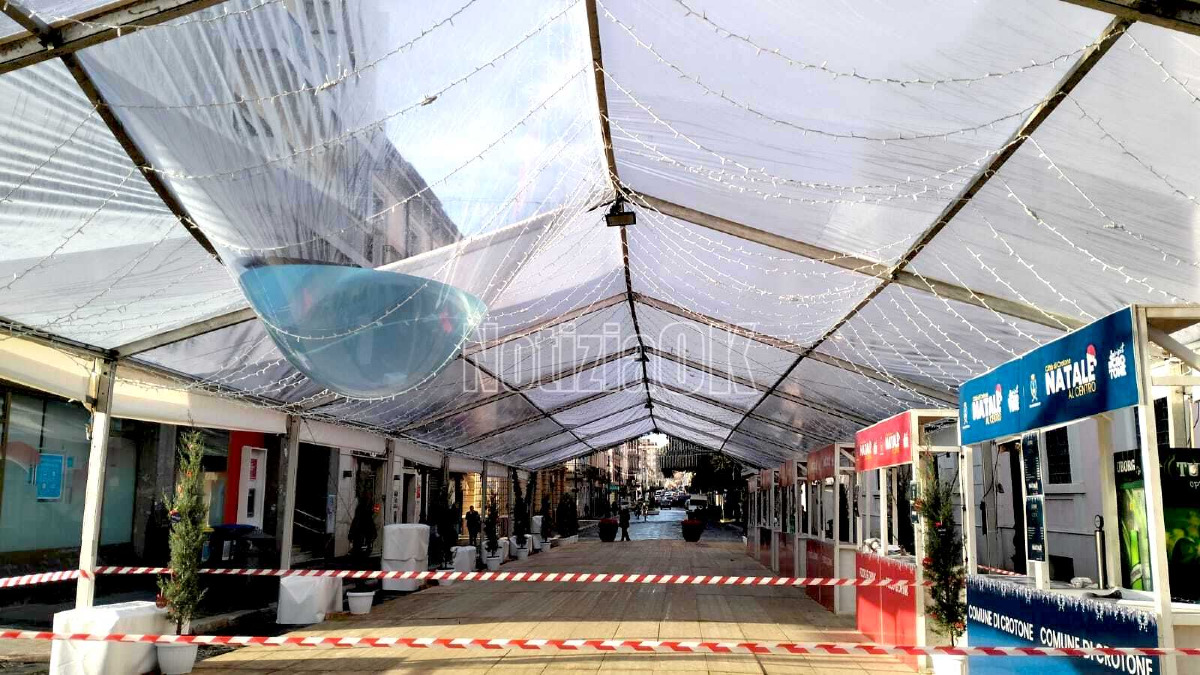 Crotone - Arriva la ditta per riparare la tensotruttura - 