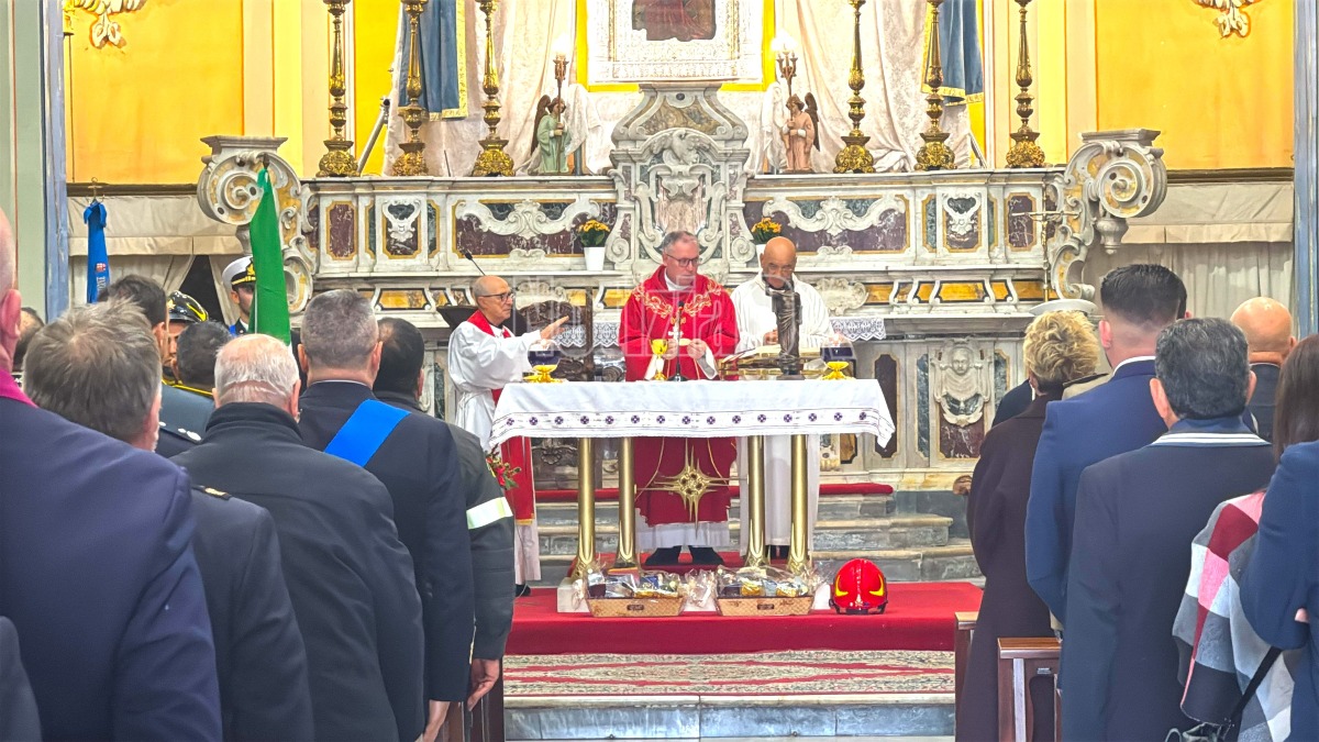 Crotone - Santa Barbara, il Vescovo: «Fuoco e acqua possono essere benedizione o tragedia. Il vostro servizio è difendere la vita» - 