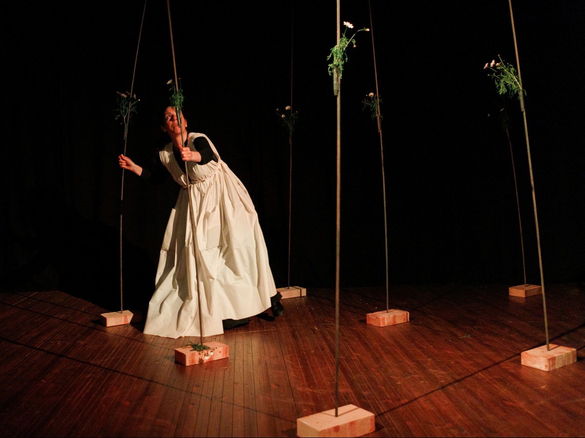 Lamezia - Nel cimitero dei migranti, Carmen racconta la vita: arriva “A(r)mo” - 