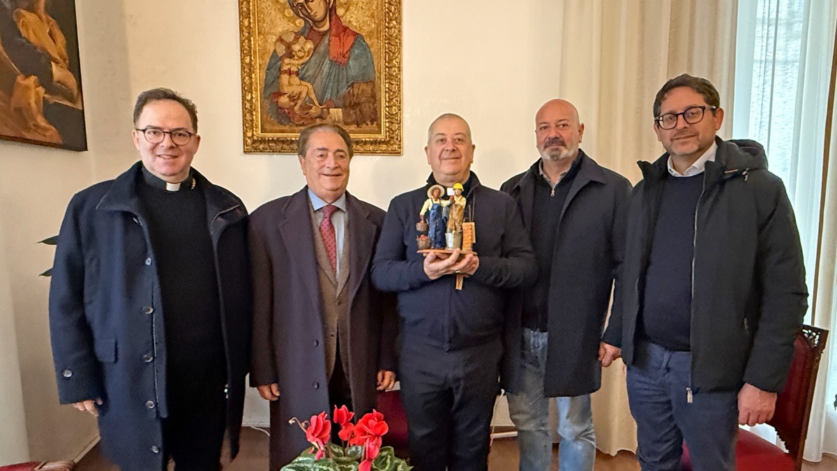Consegnata la statuina del Presepe 2025 Coldiretti all’Arcivescovo di Cosenza-Bisignano - 