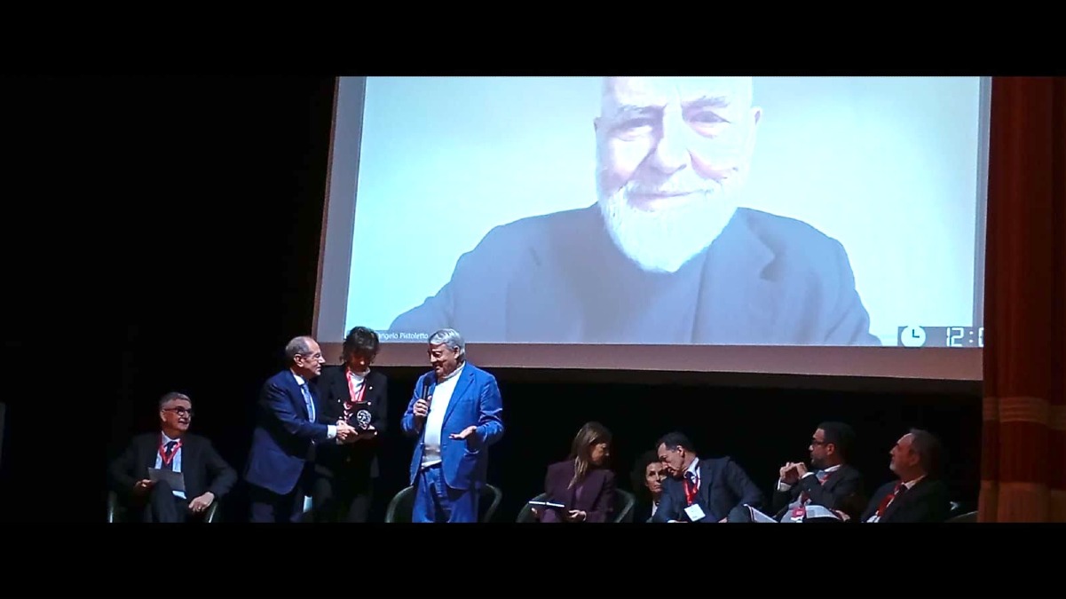 Gerardo Sacco rende omaggio a Michelangelo Pistoletto con un’opera specchiante per la LILT - 