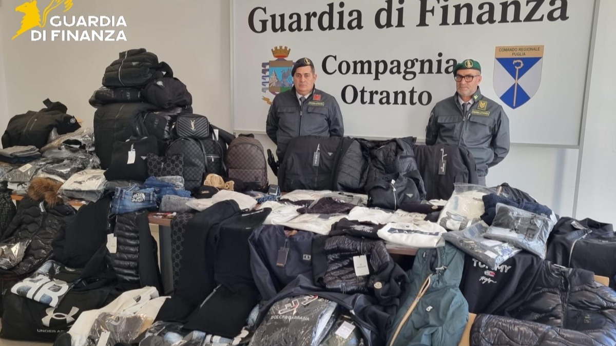 Guardia di Finanza sequestra 1.330 capi contraffatti nel Sud Salento - 