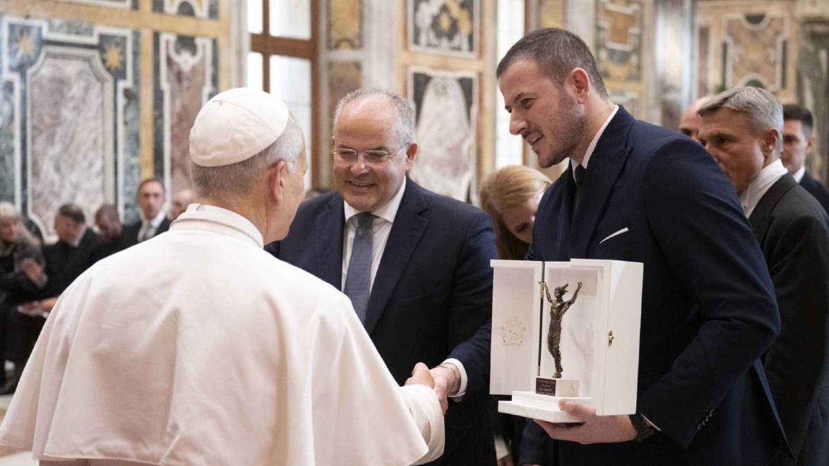 Gli Affidato consegnano a Papa Leone XIV la scultura per il “Concerto con i Poveri” con Michael Bublé - 
