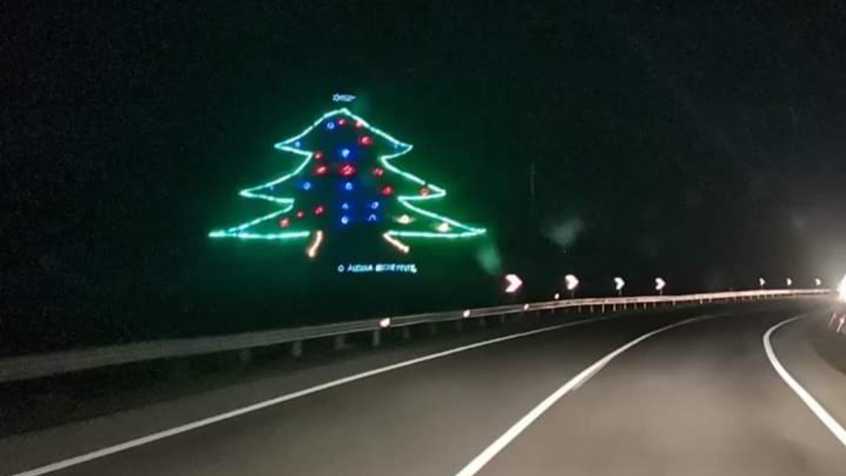 San Leonardo di Cutro accende il suo grande albero di Natale sulla 106 - 