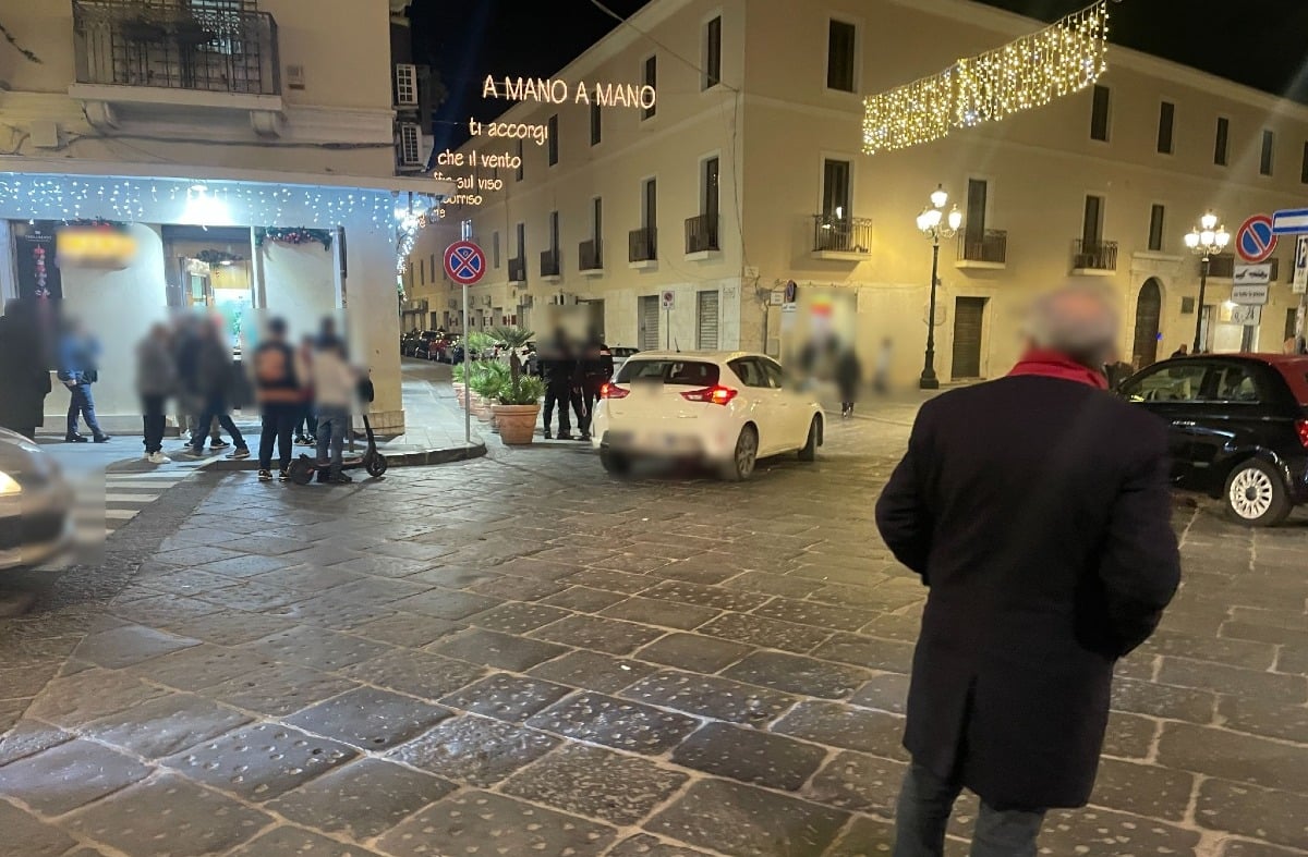 Crotone - Intervento dei carabinieri in Piazza Duomo: commercianti preoccupati per il degrado della zona - 