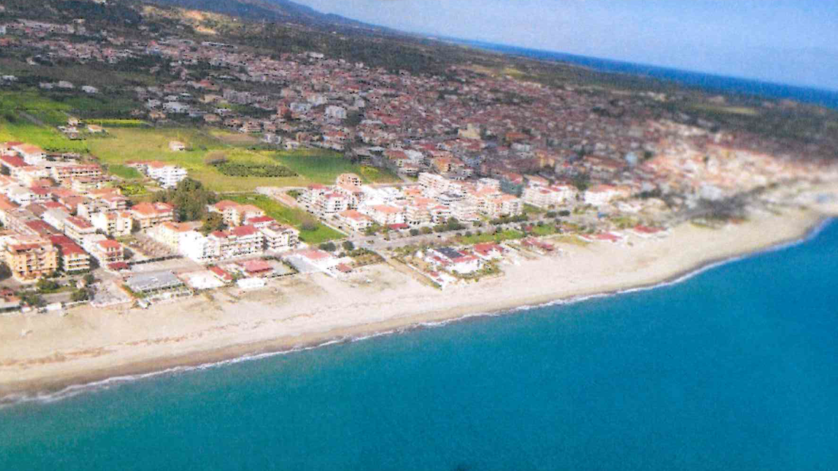 Sequestro Immobiliare a Cirò Marina: Edificio Abusivo Senza Autorizzazione Paesaggistica - 