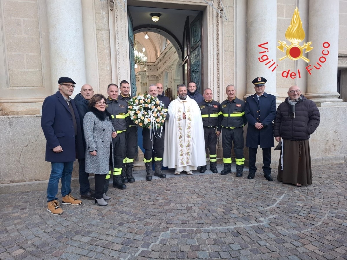 Curinga rinnova la devozione all’Immacolata: i Vigili del Fuoco depongono la corona floreale - 